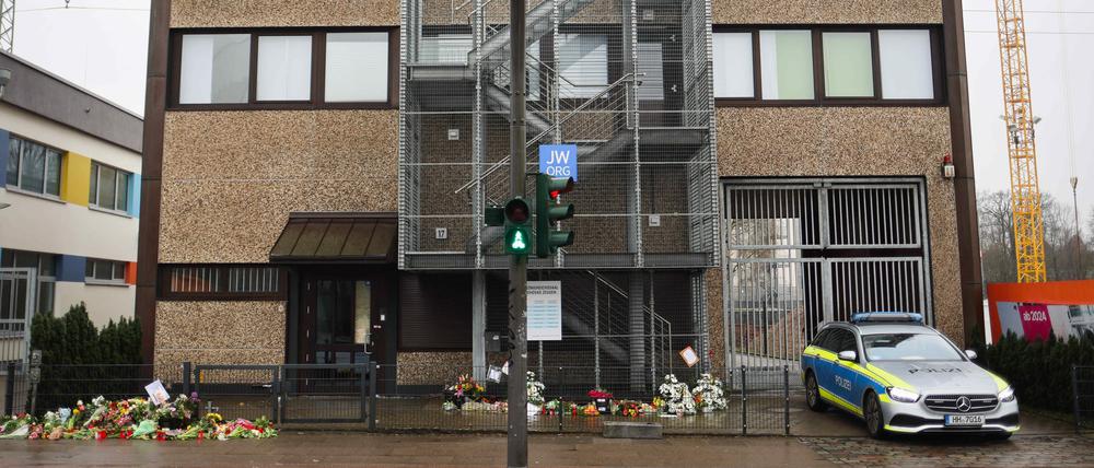 Vier Tage nach der Amoktat in den Räumen der Zeugen Jehovas in Hamburg dauern die Ermittlungen weiter an. 