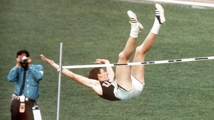 Der US-Amerikaner Richard Fosbury mit seinem revolutionären Goldsprung bei den Olympischen Sommerspielen in Mexiko 1968.