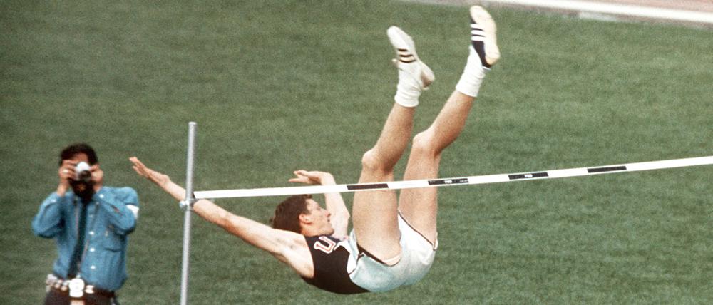 Der US-Amerikaner Richard Fosbury mit seinem revolutionären Goldsprung bei den Olympischen Sommerspielen in Mexiko 1968.