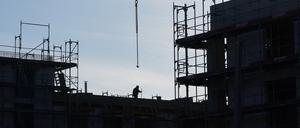 Bauarbeiter arbeiten auf der Baustelle des neuen Stadtquartiers Kolbenhöfe in Hamburg-Ottensen. (Marcus Brandt/dpa)