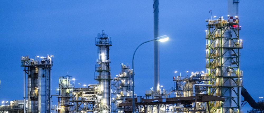 ARCHIV - 28.12.2022, Brandenburg, Schwedt/Oder: Die Anlagen der Erdölraffinerie auf dem Industriegelände der PCK-Raffinerie GmbH sind abends beleuchtet. (zu dpa «Verhandlung über Rosneft-Klage zu Treuhandverwaltung wird fortgesetztl») Foto: Christophe Gateau/dpa +++ dpa-Bildfunk +++