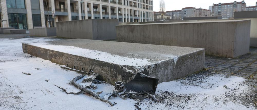 Trümmerteile des Autos, das in der Nacht zu Dienstag gegen eine niedrige Stele des Holocaust-Mahnmals gefahren war, liegen am Unfallort.