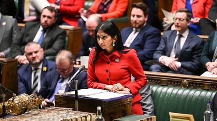 Die britische Innenministerin, Suella Braverman, spricht im Unterhaus über das Gesetz zur illegalen Einwanderung.
