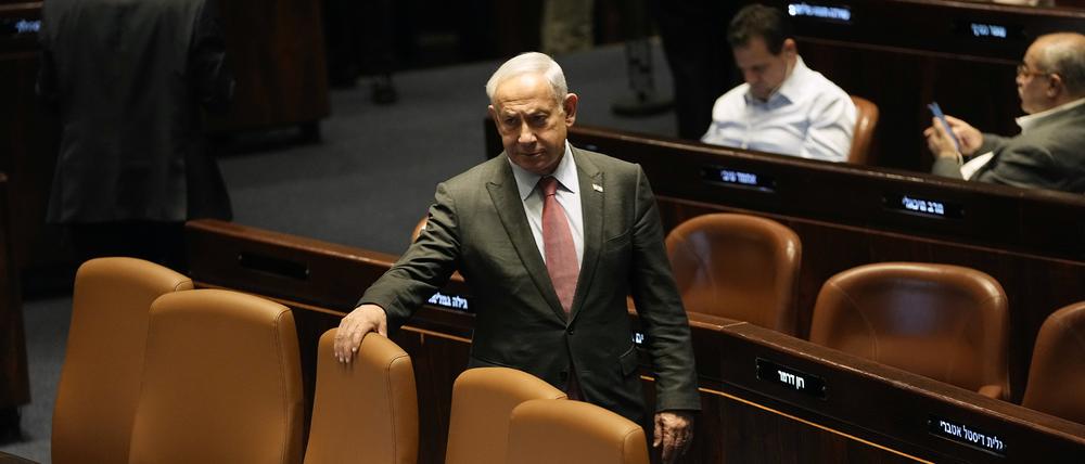 Benjamin Netanjahu, Premierminister von Israel, steht in der Knesset. Ungeachtet massiver Proteste schreitet die Justizreform in Israel rasch weiter voran. 