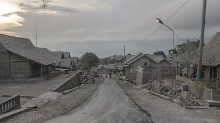 Ein indonesisches Dorf ist von der Asche des Vulkans Merapi bedeckt. 