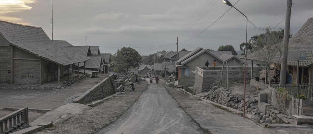 Ein indonesisches Dorf ist von der Asche des Vulkans Merapi bedeckt. 