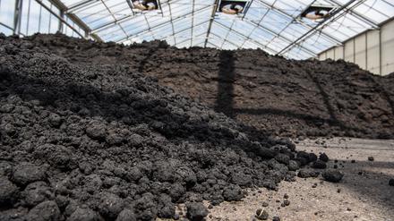 In einer Halle des Klärwerks von Ochsenfurt wird der noch nicht fertig getrocknete Klärschlamm zwischengelagert.