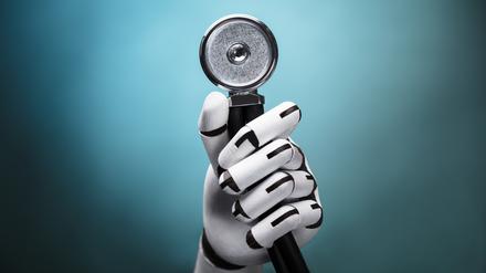 Eine Roboterhand hält ein Stethoskop.