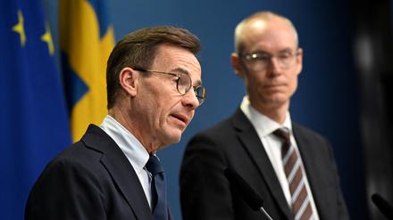 Schwedens Regierungschef Ulf Kristersson (links) und Nato-Unterhändler Oscar Stenström bei einer Pressekonferenz in Stockholm.