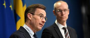 Schwedens Regierungschef Ulf Kristersson (links) und Nato-Unterhändler Oscar Stenström bei einer Pressekonferenz in Stockholm.