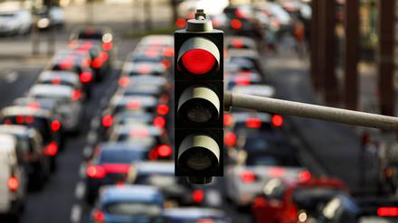 Eine rote Ampel und Autos im Stau.