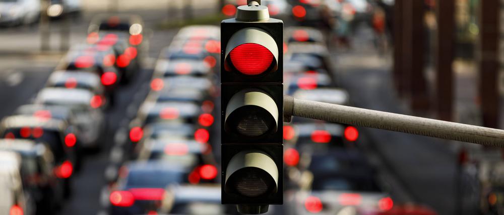 Eine rote Ampel und Autos im Stau.