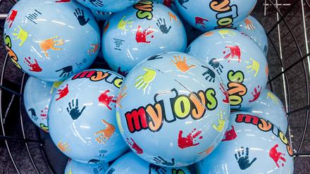 Zahlreiche Bälle mit dem Logo von Mytoys liegen in einem Korb.