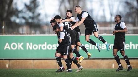 Spieler von Tennis Borussia Berlin beim Jubeln.