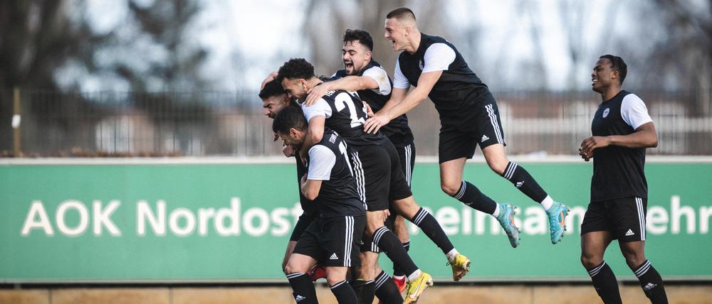 Spieler von Tennis Borussia Berlin beim Jubeln.