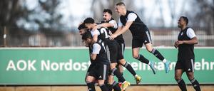 Spieler von Tennis Borussia Berlin beim Jubeln.