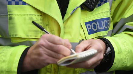 Ein Polizeibeamter macht Notizen (Symbolbild).