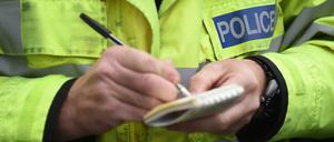 Ein Polizeibeamter macht Notizen.