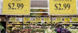 Lebensmittel liegen in einem amerikanischen Supermarkt. 