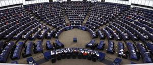 Mitglieder des Europäischen Parlaments stimmen über ein neues Gesetz ab.