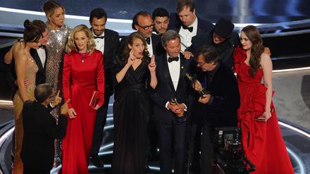 Die Crew des dreifachen Oscar-Gewinners „Coda“ auf der Bühne des Dolby Theaters in Los Angeles. 