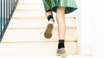 Kleid oder Hose? Kinder zwischen vier und sechs Jahren probieren sich sehr gerne in den Geschlechterrollen aus – auch wenn sie cis sind.