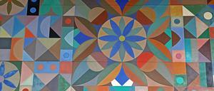Das farbige, gemalte Mosaik an der Wand der Zentral-Apotheke. 