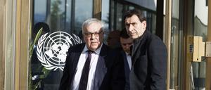 13.03.2023, Schweiz, Genf: Sergei Werschinin (l), stellvertretender Außenminister von Russland, verlässt das UN-Gebäude nach einem Treffen mit UN-Vertretern zu Gesprächen über eine Fortsetzung des Getreideabkommens, das Exporte aus der Ukraine sichern soll. Russland hatte Getreideausfuhren über die ukrainischen Schwarzmeerhäfen nach dem Beginn seines Angriffskriegs auf das Nachbarland im Februar 2022 blockiert. Unter Vermittlung der Vereinten Nationen und der Türkei kam im Sommer ein Abkommen zustande, das kontrollierte Ausfuhren ermöglicht. Foto: Salvatore Di Nolfi/KEYSTONE/dpa +++ dpa-Bildfunk +++