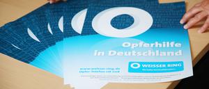 Werbemittel liegen auf einem Tisch der Landesgeschäftsstelle der Hilfsorganisation für Verbrechensopfer, des Weißen Rings. 