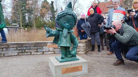 Enthüllung der Sandmann-Statue in Mahlsdorf. 