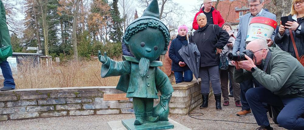 Enthüllung der Sandmann-Statue in Mahlsdorf. 