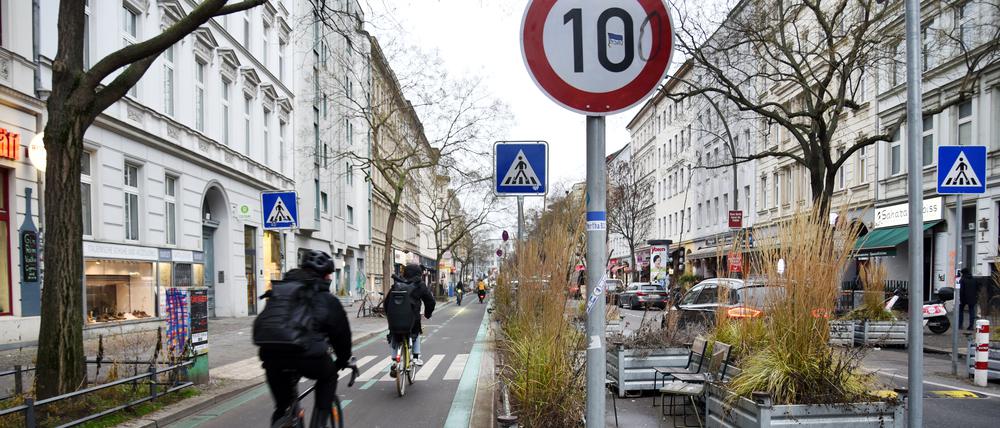 In der Bergmannstraße gilt Tempo 10 für alle - und Autos dürfen nur in einer Richtung durch.
