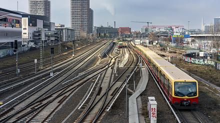 Eine S-Bahn fährt in den Bahnhof Warschauer Straße ein. (Symbolfoto)