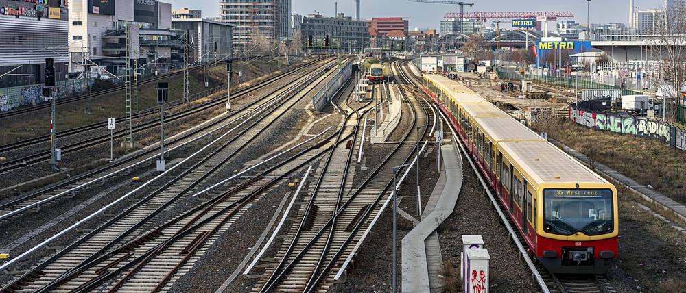 Eine S-Bahn fährt in den Bahnhof Warschauer Straße ein. (Symbolfoto)