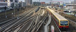S-Bahn und Infrastruktur am Bahnhof Warschauer Straße, Berlin-Friedrichshaun, Berlin, Deutschland, Europa *** S Rail and Infrastructure on Train station Warsaw Street, Berlin Friedrichshaun, Berlin, Germany, Europe Copyright: imageBROKER/Karl-HeinzxSpremberg iblkhs09079755.jpg Bitte beachten Sie die gesetzlichen Bestimmungen des deutschen Urheberrechtes hinsichtlich der Namensnennung des Fotografen im direkten Umfeld der Veröffentlichung