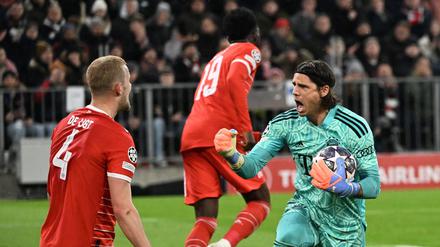 ARCHIV - 08.03.2023, Bayern, München: Fußball: Champions League, Bayern München - Paris Saint-Germain, K.o.-Runde, Achtelfinale, Rückspiele, Allianz Arena: Bayerns Torwart Yann Sommer (r) jubelt mit Matthijs de Ligt (l) von Bayern nach einem gehaltenen Torschuss vom Messi. Dahinter läuft Alphonso Davies von Bayern.  (zu dpa: «Nach Sommers Versprechen: 700 Kilo Schokolade für Münchner Tafel») Foto: Sven Hoppe/dpa +++ dpa-Bildfunk +++