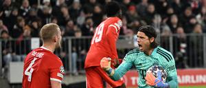 ARCHIV - 08.03.2023, Bayern, München: Fußball: Champions League, Bayern München - Paris Saint-Germain, K.o.-Runde, Achtelfinale, Rückspiele, Allianz Arena: Bayerns Torwart Yann Sommer (r) jubelt mit Matthijs de Ligt (l) von Bayern nach einem gehaltenen Torschuss vom Messi. Dahinter läuft Alphonso Davies von Bayern.  (zu dpa: «Nach Sommers Versprechen: 700 Kilo Schokolade für Münchner Tafel») Foto: Sven Hoppe/dpa +++ dpa-Bildfunk +++