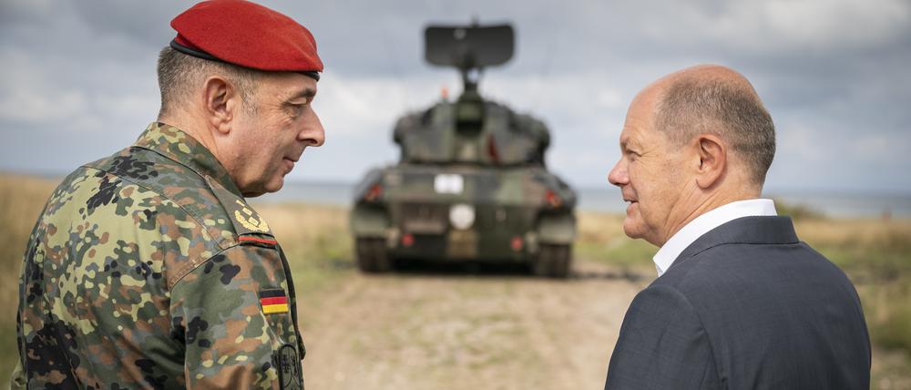 Bundeswehr-Generalinspekteur Carsten Breuer (l.) mit Bundeskanzler Olaf Scholz