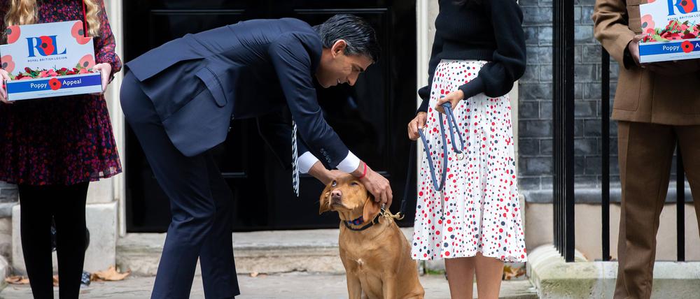Rishi Sunak mit Hund Nova vor der Downing Street 10 (Archivbild)