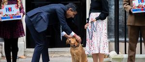 Rishi Sunak mit Hund Nova vor der Downing Street 10 (Archivbild)