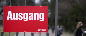 Luxemburg-Liebknecht - Gedenken DEU, Deutschland, Germany, Berlin, 15.01.2023 Schild Ausgang der Partei Die Linke in Ehren zum Gedenken am Grab von Rosa Luxemburg an der Gedenkstaette der Sozialisten in Berlin - Friedrichsfelde anlaesslich der Luxemburg - Liebknecht - Gedenkveranstaltung. Der Gedenktag erinnert an den Jahrestag der Ermordung der Kommunisten Rosa Luxemburg und Karl Liebknecht am 15. Januar 1919. Seit dem Ende der DDR hat die Veranstaltung unter der Teilnahme der Linkspartei Die Linke eine neue Beliebtheit, hauptsaechlich unter Ostdeutschen, erfahren. en: Sign Exit Ausgang of The Left Party Die Linke at the memory site for the socialist leaders Rosa Luxemburg and Karl Liebknecht at the graveyard in Friedrichsfelde in the for