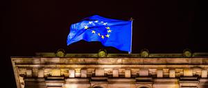 Berlin bei Nacht Auf dem Dach des Bundestags weht eine Europa-Fahne. Aufnahme mit Langzeitbelichtung auf einem Stativ. Berlin Berlin Deutschland *** Berlin by night On the roof of the Bundestag flies a Europe flag Shot with long exposure on a tripod Berlin Berlin Germany Copyright: xDavidxInderlied/Kirchner-Mediax 