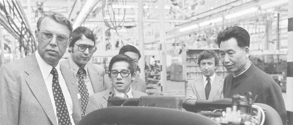 Besichtigung einer Werkhalle während des Besuchs der chinesischen
Delegation in Wolfsburg im April 1978. In der Mitte steht Wenpo Lee, rechts neben ihm Will Wolf, Mitarbeiter der Presseabteilung, und Yang Keng, Minister für Land- und Industriemaschinen.