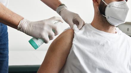 Der Arzt Michael Rausch impft in seiner Praxis Schöneberg am Nollendorfplatz 3-4 in Berlin-Schöneberg mit dem Impfstoff Astra gegen Corona - Covid-19. Aufgenommen am 6. Mai 2021. Foto: Kitty Kleist-Heinrich