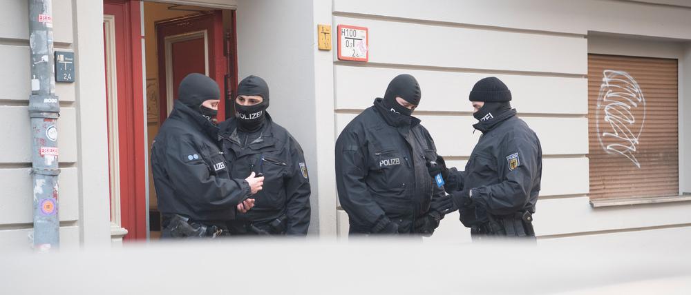 15.03.2023, Berlin: Polizisten sind bei einer Razzia in Berlin im Einsatz. Mit einer großen Razzia ist die Polizei in Berlin und Sachsen-Anhalt gegen eine Bande mutmaßlicher Schleuser vorgegangen. Mehr als 20 Wohnungen und Büros vor allem in Berlin wurden am Mittwochmorgen durchsucht, wie ein Sprecher der Bundespolizei sagte. Fünf Männer wurden festgenommen, vier davon in Berlin und einer in Halle. Insgesamt wird gegen 18 Verdächtige ermittelt. Die Bande soll Menschen aus der Türkei und dem Irak nach Deutschland geschmuggelt haben. Foto: Paul Zinken/dpa +++ dpa-Bildfunk +++