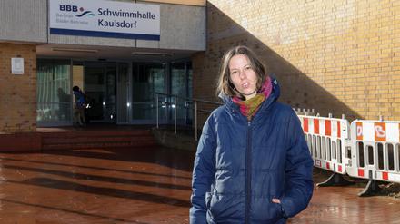 Lotte Mies vor der Schwimmhalle Kaulsdorf.