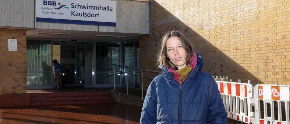  Lotte Mies vor der Schwimmhalle Kaulsdorf.