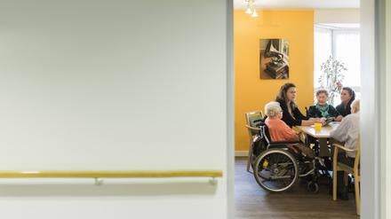 Heimplätze sind knapp und teuer. Im letzten Jahr hat es bereits eine Welle von Preiserhöhungen gegeben, in diesem Jahr stehen weitere an. 