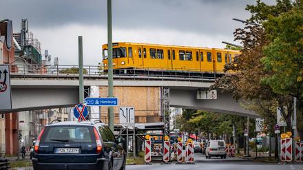 Berlin Reinickendorf, ÖPNV: BVG, U-Bahn U6 Gleise und Bahndamm sowie Brücken müssen saniert werden. uBz.: Bereich U-Bahnhof Scharnweberstraße / Seidelstraße - 27.09.2022 Berlin *** Berlin Reinickendorf, public transport BVG, U Bahn U6 tracks and railroad embankment and bridges need to be rehabilitated uBz area U Bahnhof Scharnweberstraße Seidelstraße 27 09 2022 Berlin 