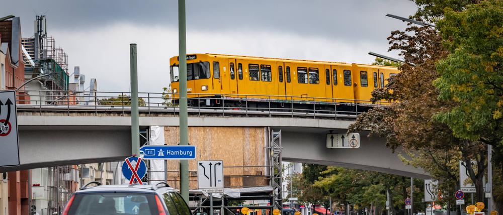 Berlin Reinickendorf, ÖPNV: BVG, U-Bahn U6 Gleise und Bahndamm sowie Brücken müssen saniert werden. uBz.: Bereich U-Bahnhof Scharnweberstraße / Seidelstraße - 27.09.2022 Berlin *** Berlin Reinickendorf, public transport BVG, U Bahn U6 tracks and railroad embankment and bridges need to be rehabilitated uBz area U Bahnhof Scharnweberstraße Seidelstraße 27 09 2022 Berlin 